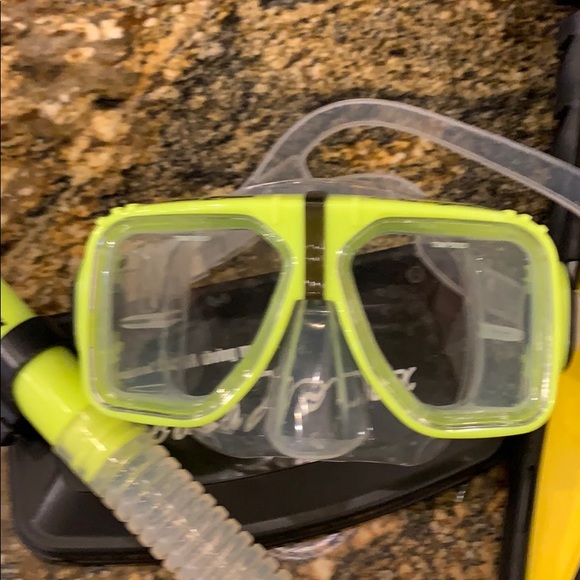 Scuba diving goggles snorkel and fins - Picture 4 of 5